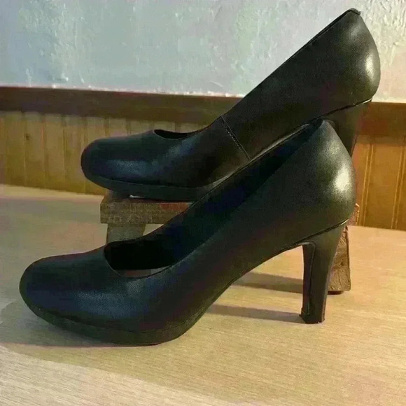 Clark’s Collection “Adriel Viola” Black Leather Heels - Picture 3 of 6